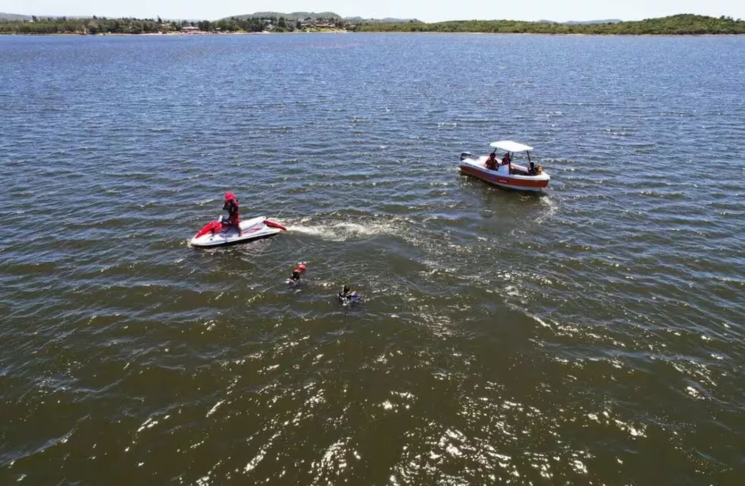 Hallaron flotando el cuerpo del turista desaparecido en el lago de Embalse