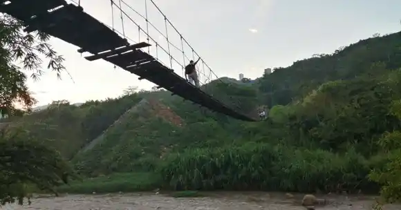 ¡CONSIGUIERON EL CUERPO DOS DÍAS DESPUÉS! Niño venezolano cae de un puente en Boyacá