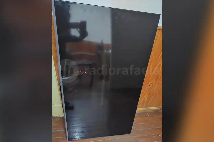 Se encontraron con un TV Smart de 50 pulgadas tirado frente a su casa