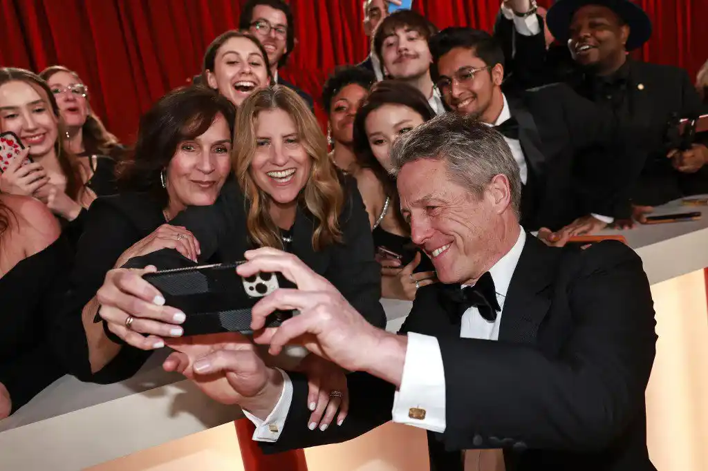 Hugh Grant salió con las tablas en la cabeza del Oscar (Video)