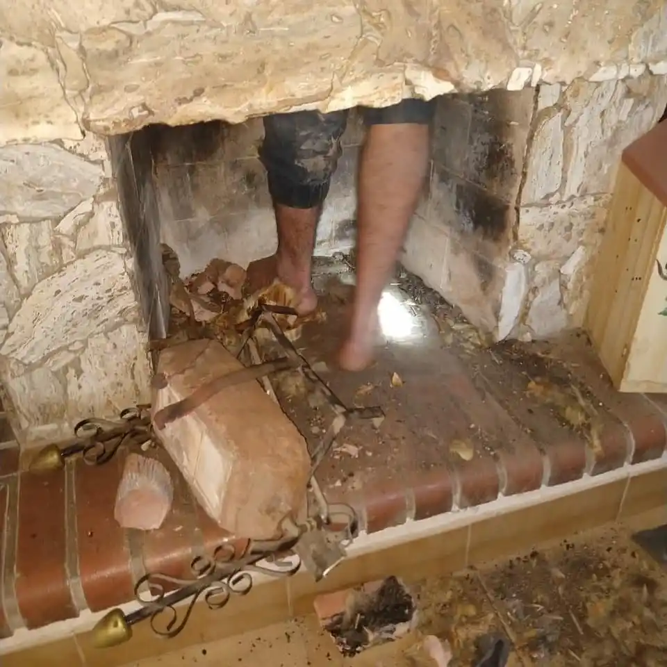 Huía y quedó atrapado en la chimenea de un hogar