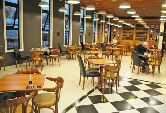 Pese al decreto vigente, gastronómicos abrieron el interior de los salones al público 