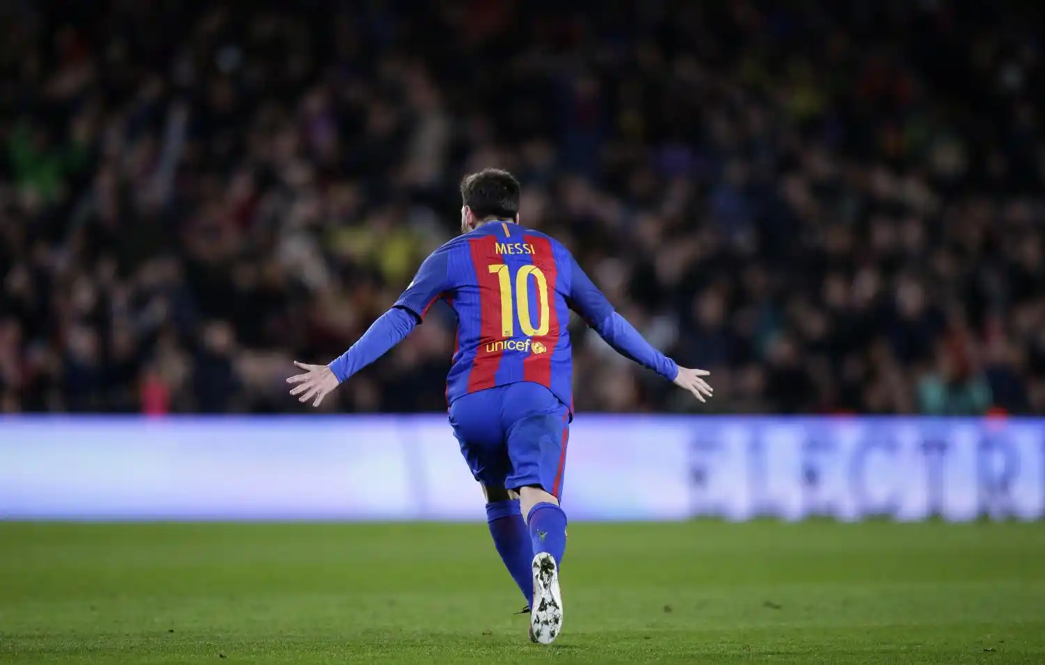 Barcelona avanza en la Copa por la magia de Messi