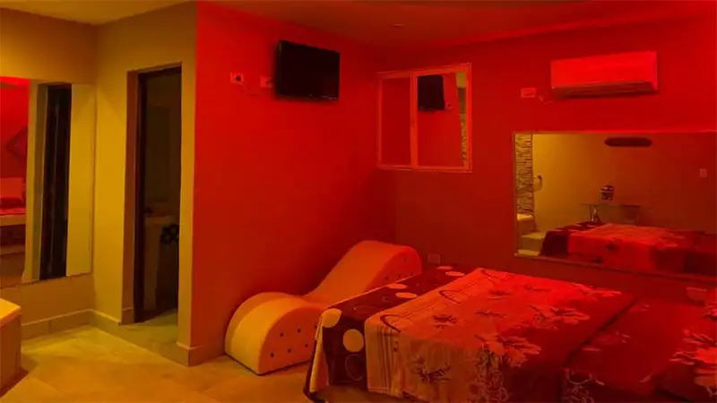 Un hombre muerto en un motel y una hija detenida: revelan terribles detalles