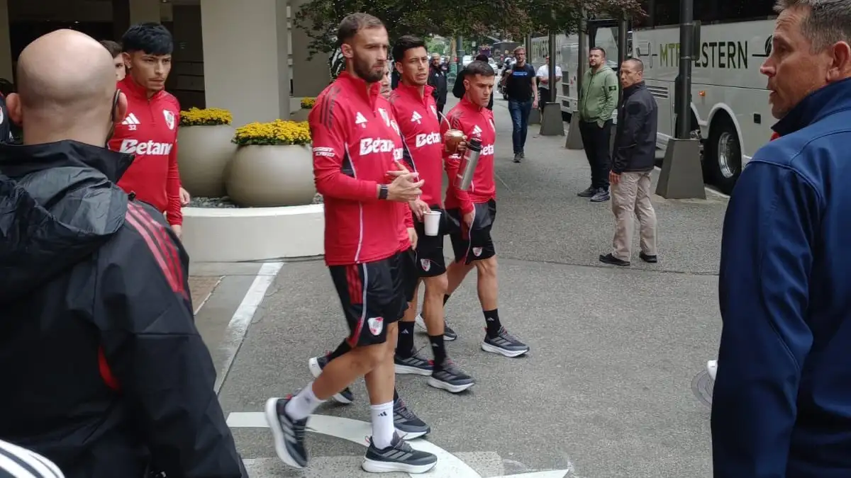 River rumbo a su primer entrenamiento en Seattle.