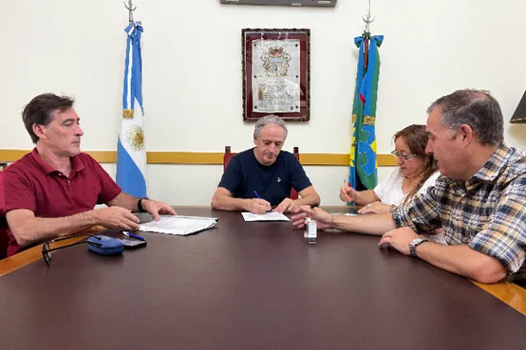 Habemus intendente: 'Chapa' Gastón retomó sus funciones en Chascomús tras su encuentro con el Papa en el Vaticano