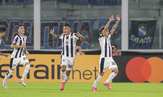 Talleres juega en Perú