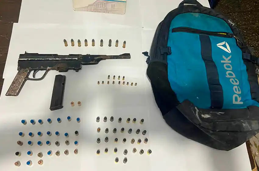 La detuvieron tras apuntarle con una “tumbera” a la policía