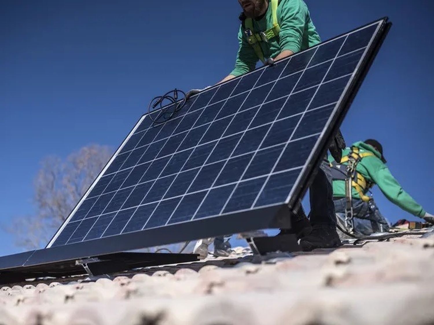 Más de 2.700 usuarios ya producen su propia energía en Argentina.