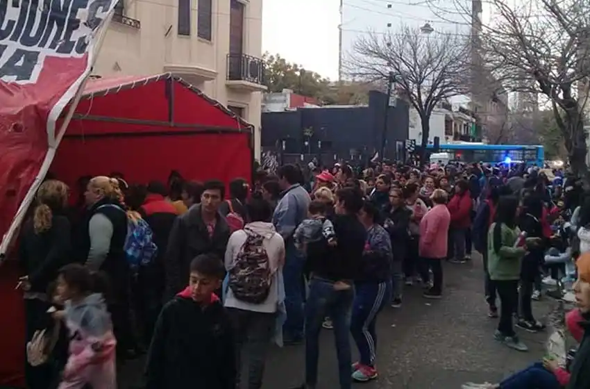 Vecinos cansados de piquetes y acampes, piden el traslado de la sede de Desarrollo Social