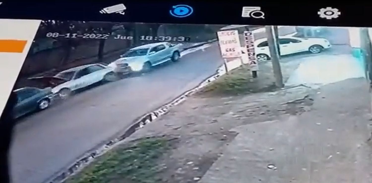 José C. Paz: Revisaba el motor de su auto y fue embestido por una camioneta