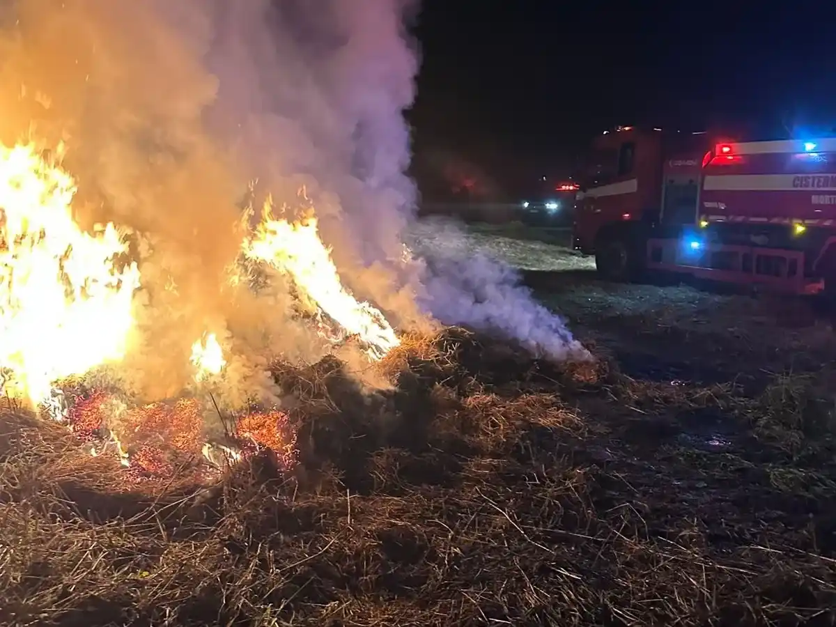 Bomberos controlaron el incendio de rollos en un predio de Morteros - 3