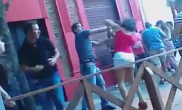 Separan de la fuerza al policía acusado de golpear a dos mujeres 