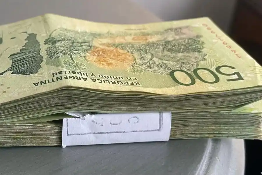 Una mujer encontró dinero en la calle, avisó a la Policía y lo secuestraron