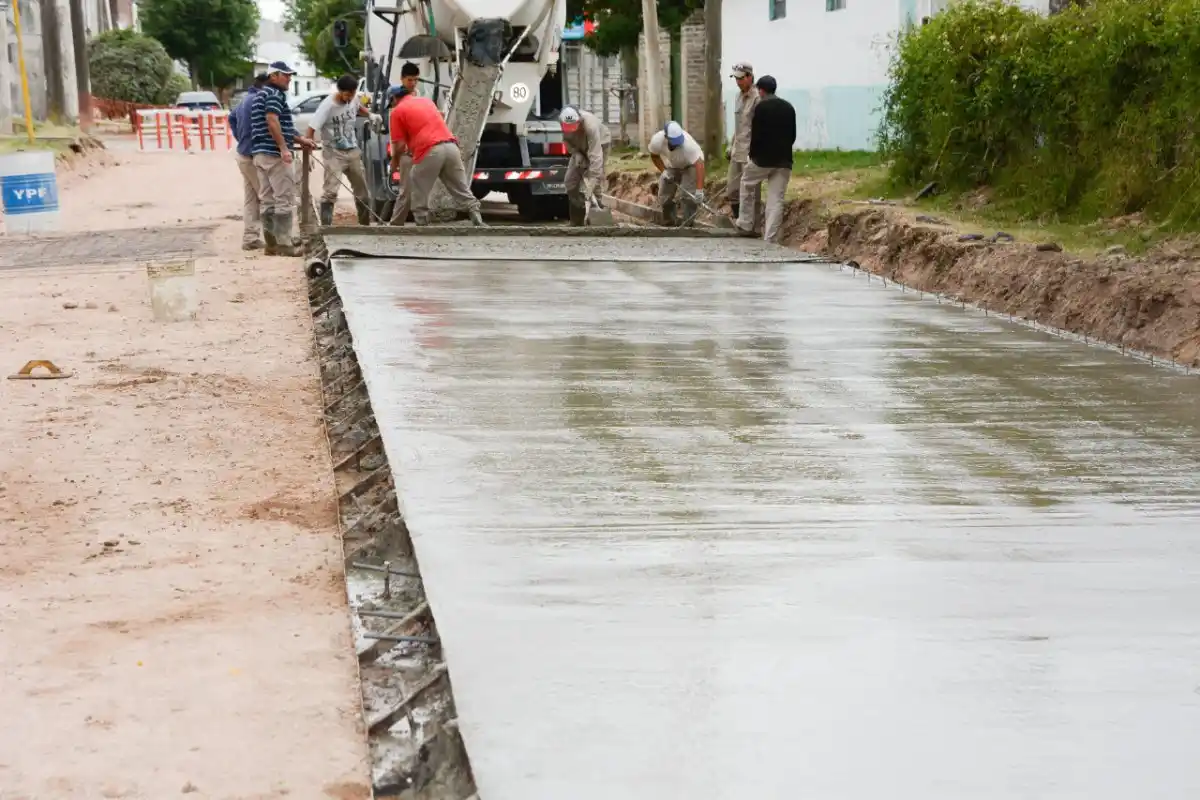 Repavimentan la calle Perón de cara a la apertura del Mercado Municipal