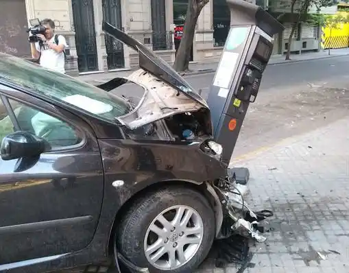 Perdió el control del auto y se estrelló contra un parquímetro