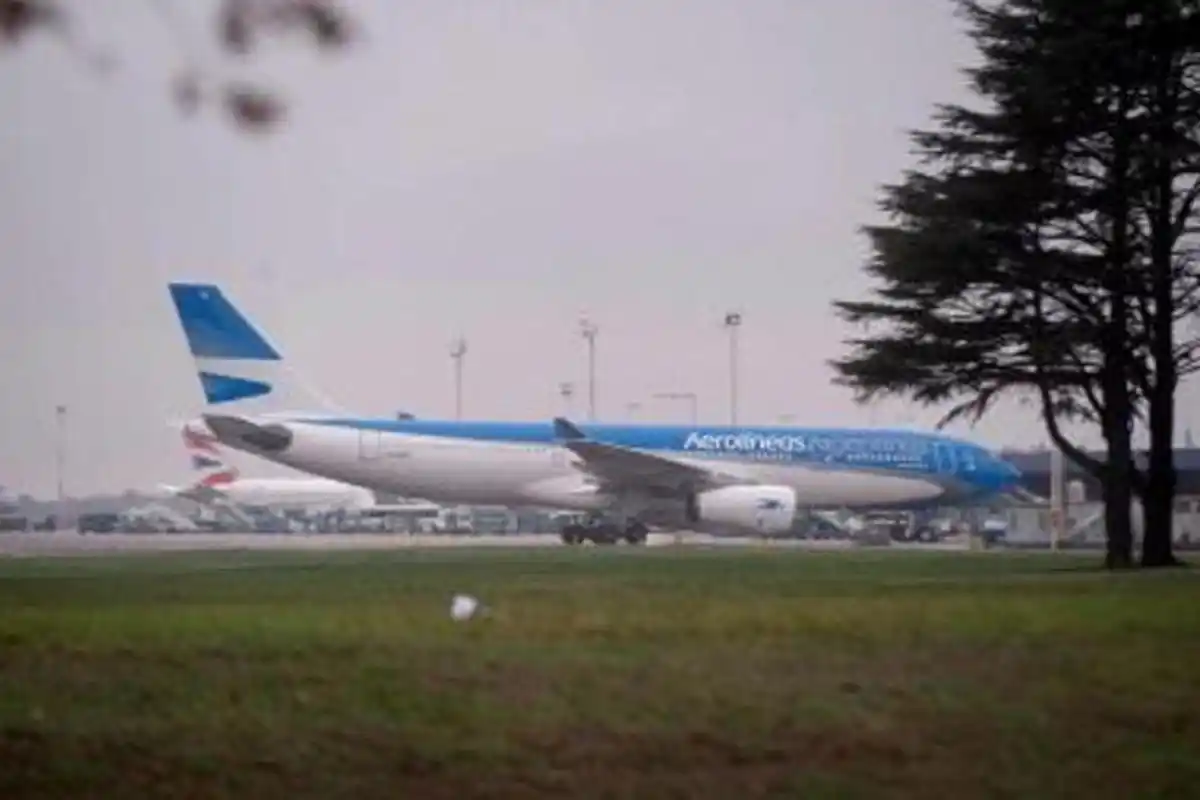 El avión se tambaleó peligrosamente por el fuerte viento,