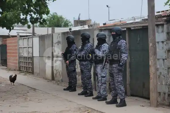 Enorme despliegue policial en múltiples allanamientos simultáneos por microtráfico