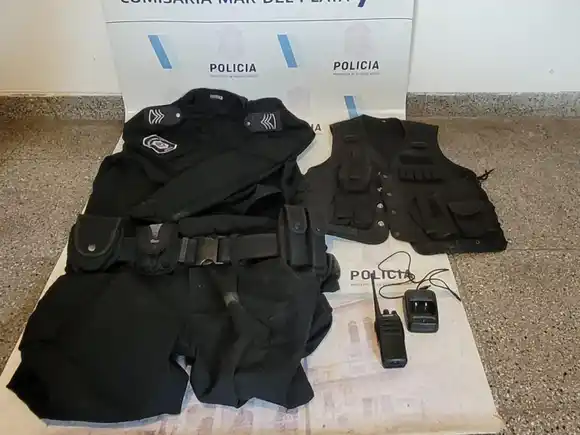 Allanaron una vivienda por un robo y encontraron ropa de policía y esposas