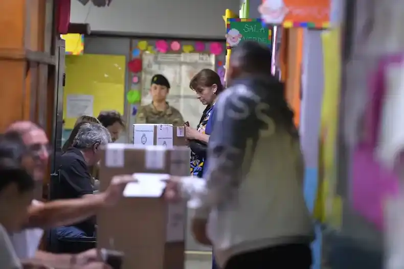 El escándalo de las coimas golpea la confianza, pero el impacto electoral es limitado