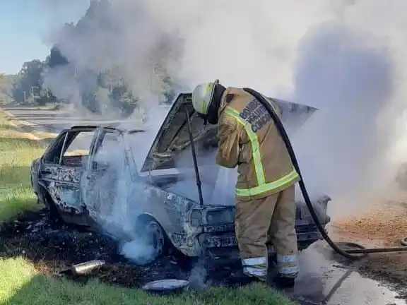 Incendio de un vehículo en el acceso a Puerto Yeruá: intervino una dotación de bomberos