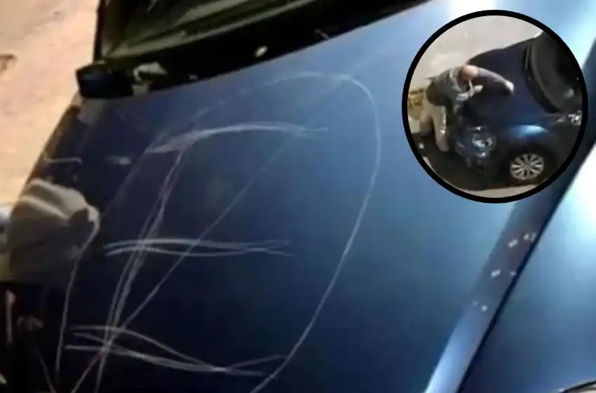 Vio que bloquearon su garage y se volvió loco: la furia de un vecino contra un auto mal estacionado