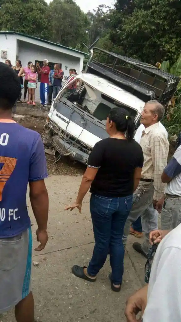 LAMENTABLE: un niño y su abuela fallecen tras impacto de un camión contra su vivienda