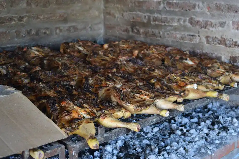 Ferroviario realiza una venta de pollos a la parrilla