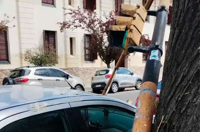 Alarma en el centro: se cayó un semáforo que estaba totalmente oxidado