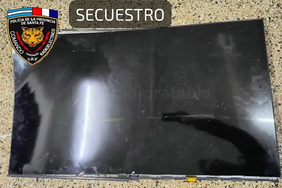 Desde una moto, descartaron un televisor y lo dejaron tirado en la calle