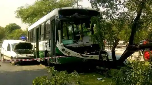 Más de 50 heridos por un choque entre un colectivo de la línea 28 y una camioneta