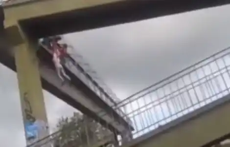 Saltó de un puente para suicidarse, se enganchó y un policía la rescató 