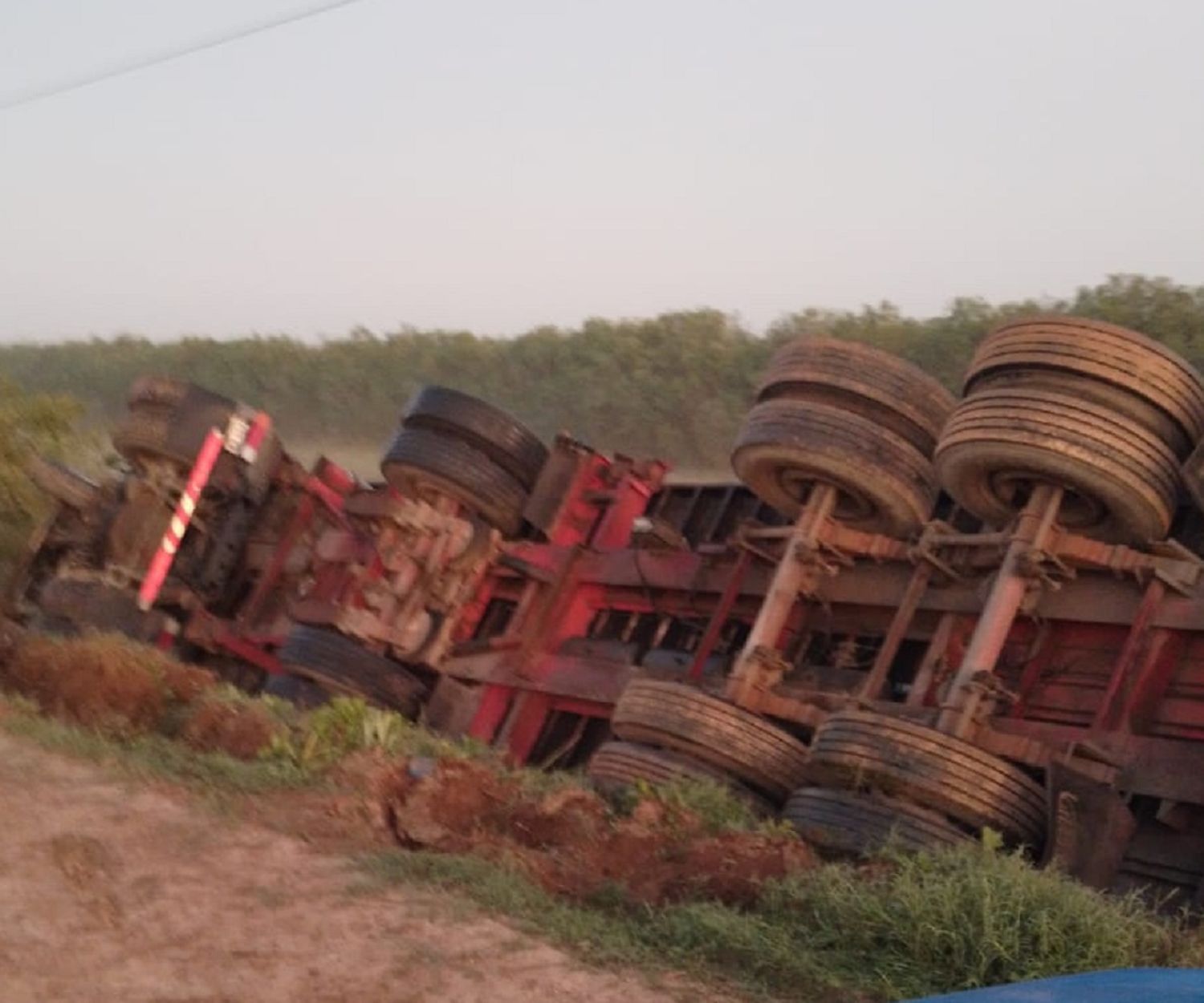 Un camion volcó contra una banquina en el camino a Sagastume: su conductor estaba en estado de ebriedad