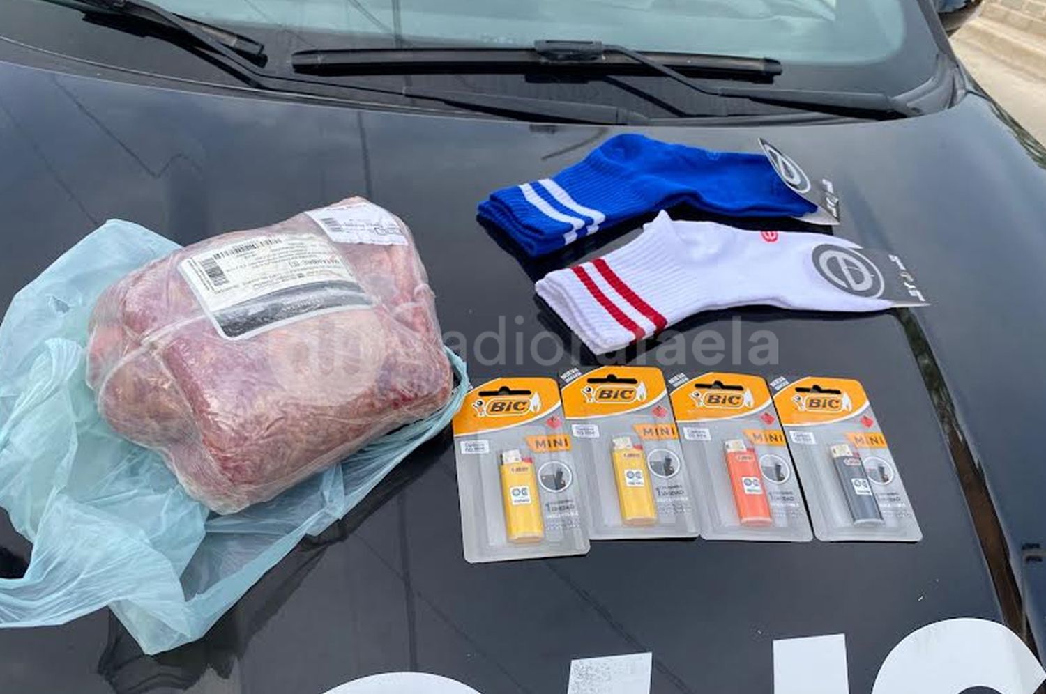 Sorprendieron a un joven robando carne, encendedores y medias de un supermercado de la región