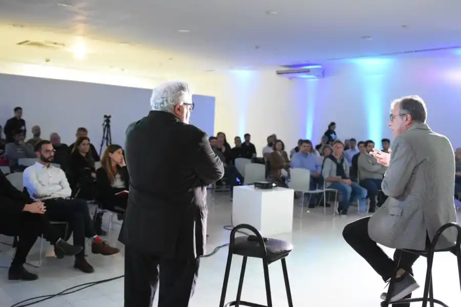 Luis Castellano y Gustavo Cegnini se dirigen al público presente