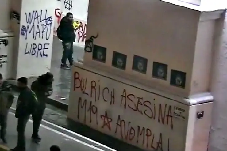 Pintadas en el Cabildo tras una marcha por Santiago Maldonado