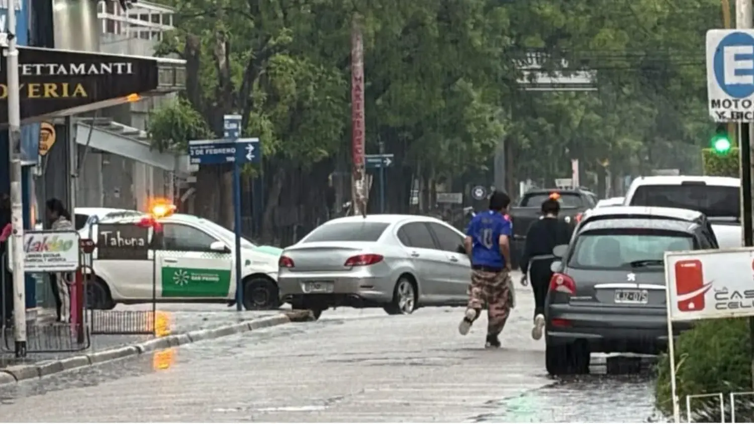 Dos automóviles protagonizaron un choque en la intersección de Pellegrini y Avenida 3 de Febrero durante la tarde lluviosa.