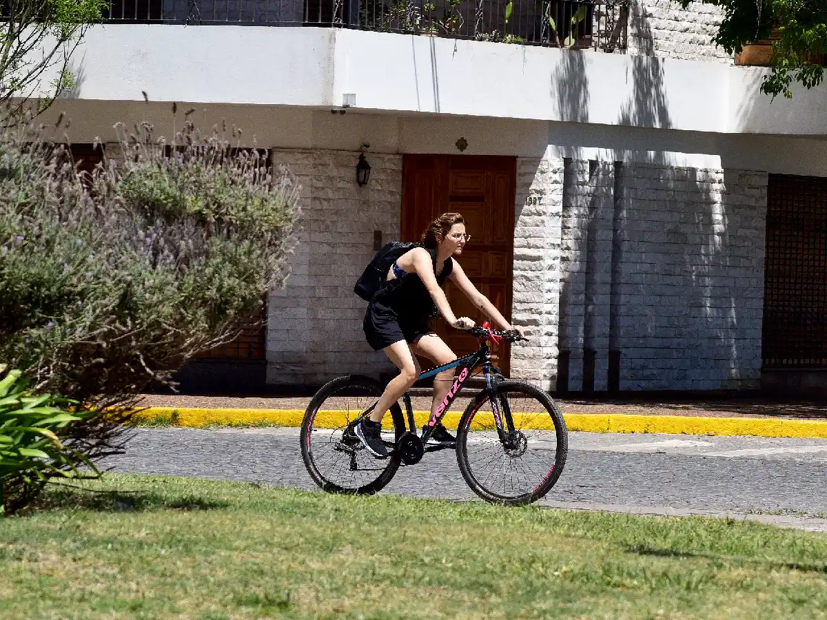¡Qué calorón!: cuándo llegarían las lluvias