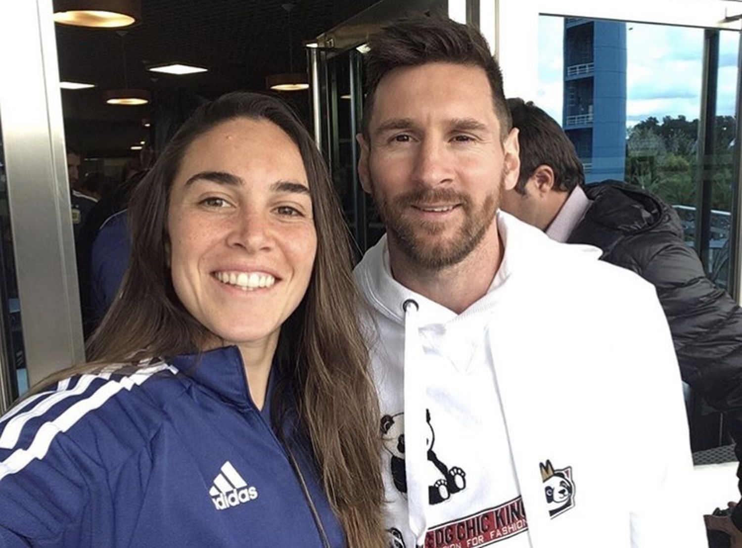 Antes de partir a Francia, la tandilense Agustina Barroso posó con Messi, Agüero y Dybala