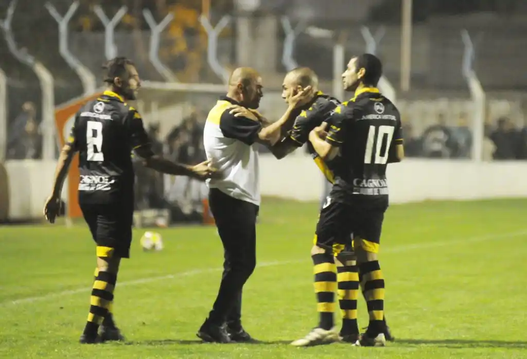Santamarina, atento  al encuentro de Olimpo
