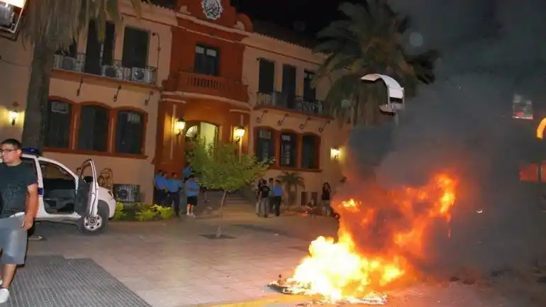 Tensión en La Rioja: La Policía amenaza con acuartelarse y crece el temor por saqueos como en Córdoba