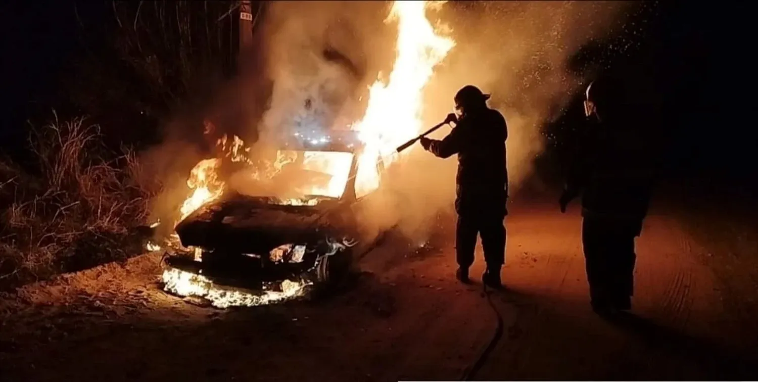 El momento en que los bomberos trabajan en el siniestro.