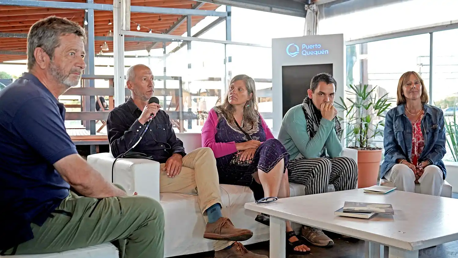 En el Centro de Interpretación Portuaria, Franco, Petersen y los escritores invitados