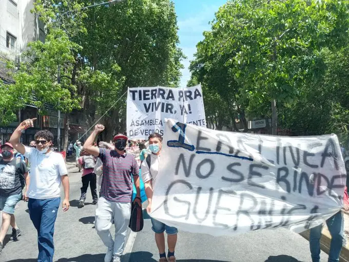Presidente Perón: Impulsados por sectores de izquierda, desalojados de Guernica marchan para reclamar por tierras