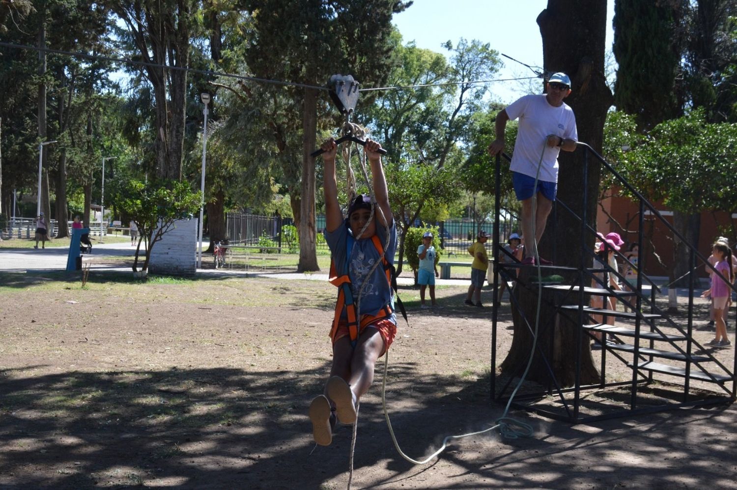 Los juegos de destreza marcaron el inicio de la colonia en el Parque Municipal