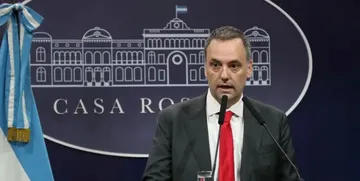 Con el dólar en $ 1.350, Adorni publicó un posteo enigmático