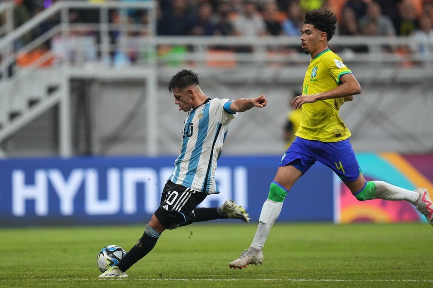 Echeverri anotó los tres goles de la Argentina.