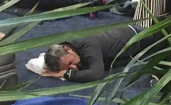 Desopilante foto de Cobos durmiendo en el piso de un aeropuerto