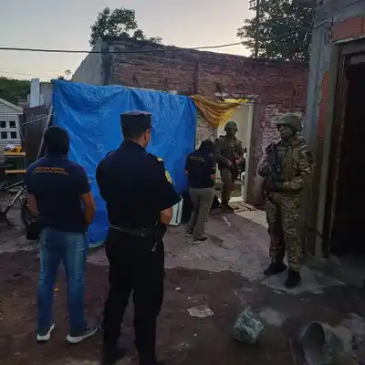 Crespo: tres detenidos y droga secuestrada tras dos allanamientos simultáneos por narcomenudeo