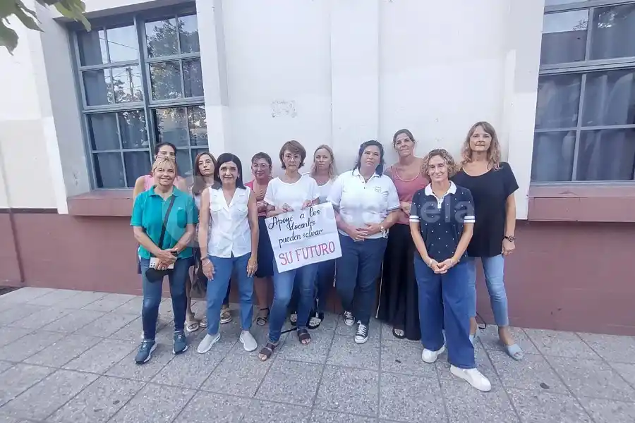 Reclamo frente al Colegio San José: “Queremos que se nos pague como corresponde, igual que a los otros docentes de la provincia”